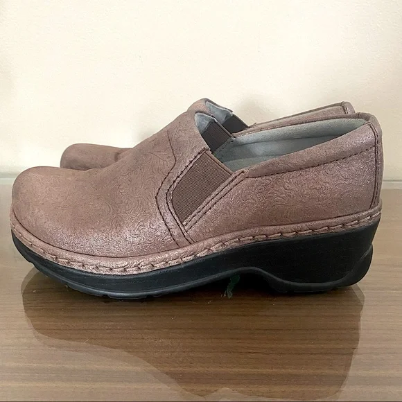 Klogs Leather Rose Gold Embossed Non Slip Clog - Picture 3 of 6